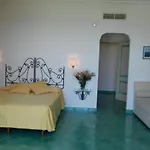 לינה וארוחת בוקר Bacio Del Sole 4*